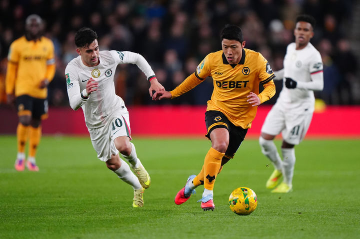 [울버햄튼=AP/뉴시스] 울버햄튼 원더러스의 황희찬이 29일(현지 시간) 영국 울버햄튼의 몰리뉴 스타디움에서 열린 2025-26 카라바오컵(EFL) 4라운드 첼시와 경기 종 공을 몰고 있다. 황희찬은 0-3으로 뒤지던 후반 3분 톨루 아로코다레의 만회 골에 도움을 기록했고, 울버햄튼은 3-4로 패해 8강에 오르지 못했다. 2025.10.30.