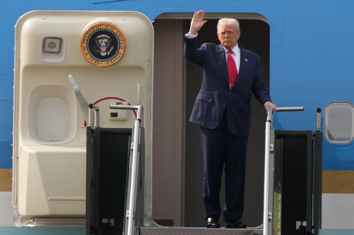 [부산=AP/뉴시스] 도널드 트럼프 미국 대통령이 30일 부산 김해국제공항 공군기지 나래마루에서 시진핑 중국 국가주석과 회담을 마친 후 미국으로 돌아가는 전용기에 탑승하며 손을 흔들고 있다. 2025.10.30.
