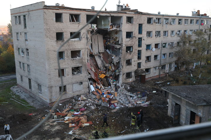 [자포리자(우크라이나)=AP/뉴시스]우크라이나 구조대원들이 30일 러시아의 미사일 공격을 받아 파손된 한 호스텔에서 생존자 수색 작업을 펼치고 있다. 러시아가 우크라이나의 에너지 인프라에 또다시 대규모 드론 및 미사일 공격을 가해 30일 우크라이나 전역에서 정전과 제한 조치가 취해졌다. 율리아 스비리덴코 우크라이나 총리는 러시아가 "조직적 에너지 테러"를 벌이고 있다고 비난했다. 2025.10.30.