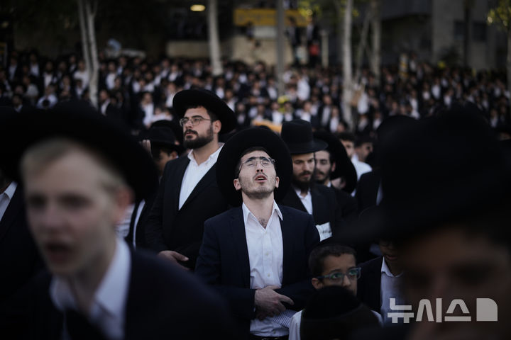 [예루살렘=AP/뉴시스] 30일(현지 시간) 이스라엘 예루살렘에서 군 징집 계획에 반대하는 초정통파 유대교도들이 시위를 벌이고 있다. 현지 언론은 시위에 20만 명이 몰려들었다고 추산했다. 2025.10.31.