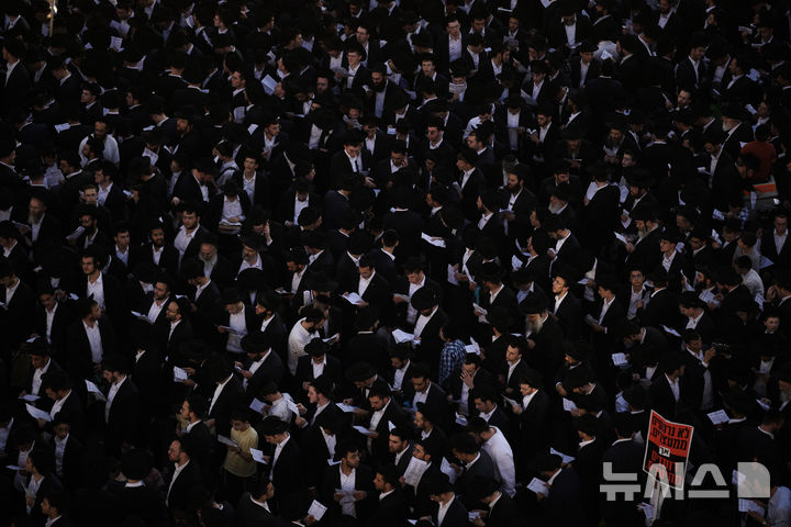 [예루살렘=AP/뉴시스] 30일(현지 시간) 이스라엘 예루살렘에서 군 징집 계획에 반대하는 초정통파 유대교도들이 시위를 벌이고 있다. 현지 언론은 시위에 20만 명이 몰려들었다고 추산했다. 2025.10.31.