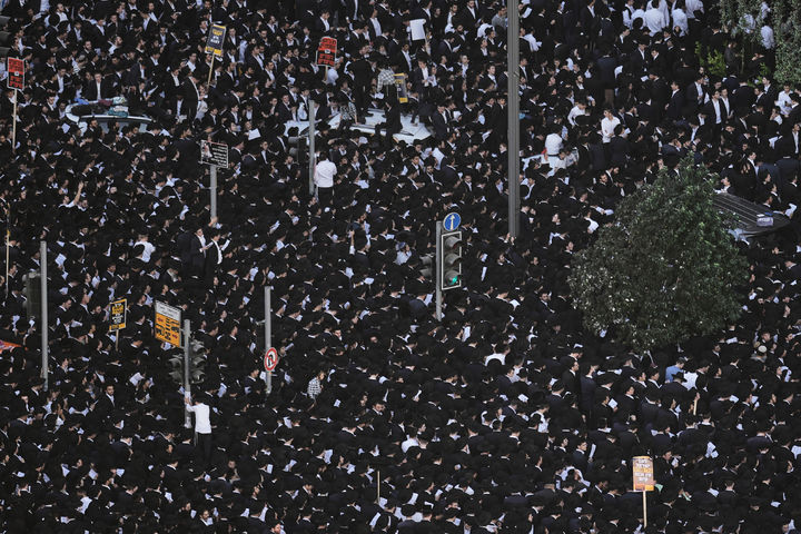 [예루살렘=AP/뉴시스] 30일(현지 시간) 이스라엘 예루살렘에서 군 징집 계획에 반대하는 초정통파 유대교도 '하레디'가 시위하고 있다. 현지 언론은 이날 하레디 수십만 명이 예루살렘에 모여 시위하면서 텔아비브와 이어지는 고속도로와 지하철 등 교통이 거의 마비됐다고 전했다. 2025.10.31.