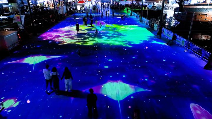 [통영=뉴시스] 신정철 기자= 경남 통영시는 ‘강구안 야간경관 개선사업’의 일환으로 강구안브릿지 교량분수와 문화마당 미디어아트를 시범운영 중이며, 오는 11월 중순에 정식 개장할 방침이라고 29일 밝혔다.사진은 강구안브릿지 교량분수 야간 경관 모습.(사진=통영시 제공).2025.10.29. photo@newsis.com *재판매 및 DB 금지