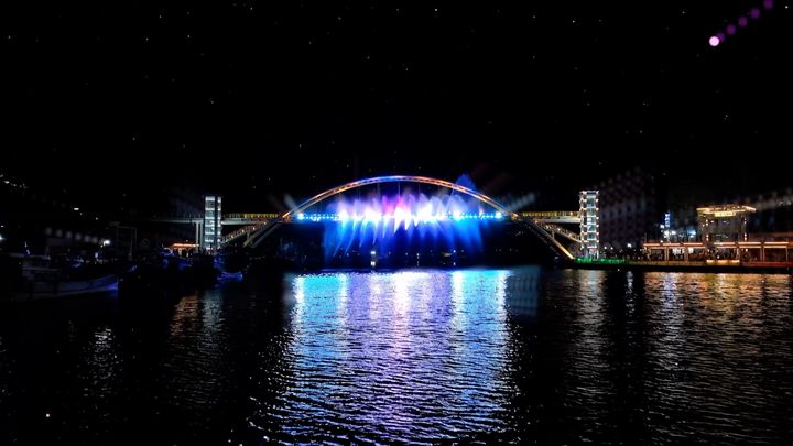 [통영=뉴시스] 신정철 기자= 경남 통영시는 ‘강구안 야간경관 개선사업’의 일환으로 강구안브릿지 교량분수와 문화마당 미디어아트를 시범운영 중이며, 오는 11월 중순에 정식 개장할 방침이라고 29일 밝혔다.사진은 강구안브릿지 교량분수 야간 경관 모습.(사진=통영시 제공).2025.10.29. photo@newsis.com *재판매 및 DB 금지