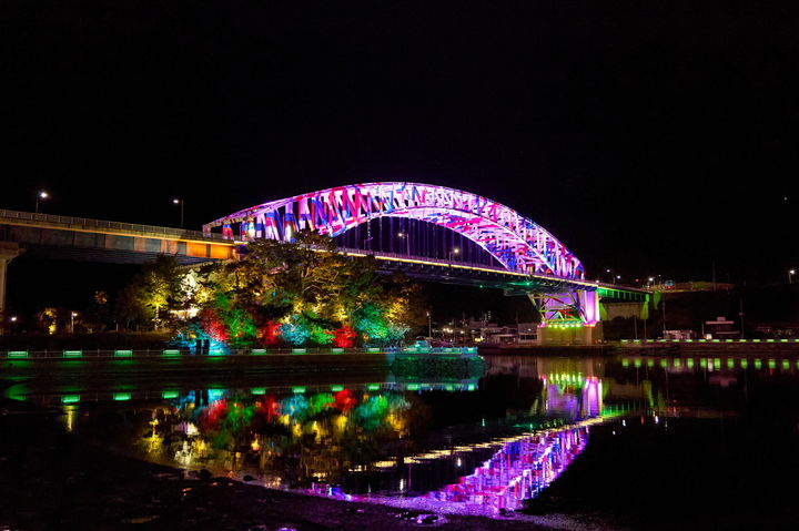 [통영=뉴시스] 신정철 기자= 경남 통영시 도심과 미륵도를 잇는 통영대교가 지난 1998년 준공 이후 27년 만에 새롭게 단장됐다.사진은 통영대교 야간 전경 모습.(사진=통영시 제공).2025.10.29. photo@newsis.com *재판매 및 DB 금지