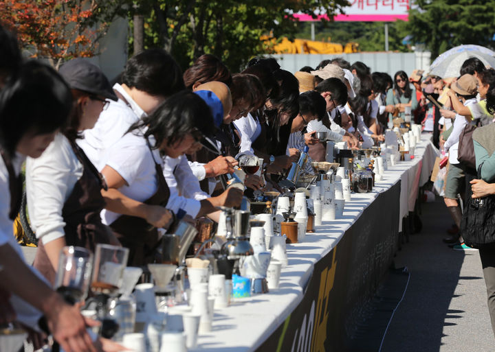 [강릉=뉴시스] 100인의 바리스타가 내리는 100가지 커피맛을 볼 수 있는 100인 100미 바리스타 퍼포먼스가 진행되고 있다.(사진=뉴시스DB)photo@newsis.com *재판매 및 DB 금지