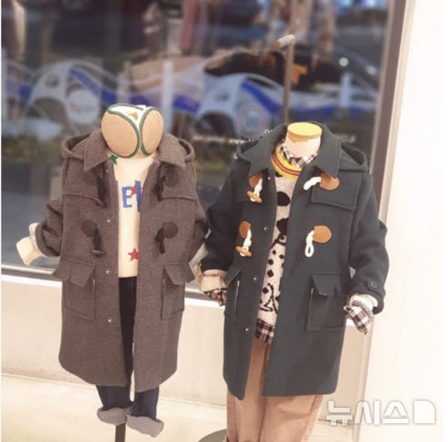 [세종=뉴시스]산업통상부 국가기술표준원은 안전기준에 부적합한 제품으로 드러나 리콜명령을 받은 아이러브제이 떡볶이 후드 방모 코트 JTWOU02(수입)의 모습. (사진=제이스타일코리아 홈페이지 캡쳐)