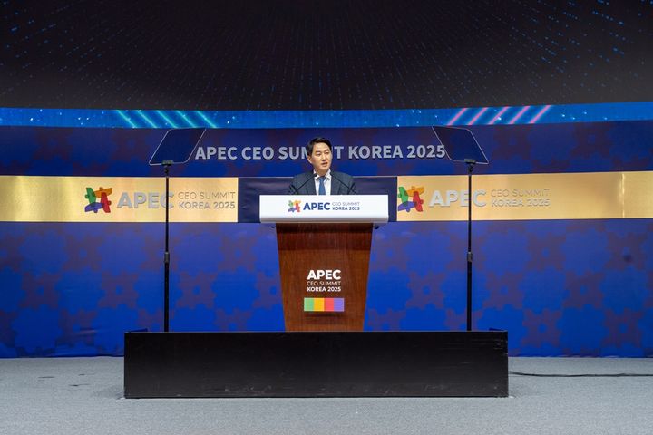 [서울=뉴시스] 오경석 두나무 대표가 지난 29일 경주예술의전당 화랑홀에서 열린 ‘APEC CEO 서밋 코리아 2025’에서 ‘통화와 글로벌 금융시장의 미래’를 주제로 기조연설을 하고 있다. (사진=두나무) 2025.10.30 *재판매 및 DB 금지