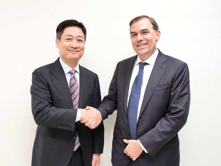 [서울=뉴시스] 홍범식 LG유플러스 대표(왼쪽)가 아마존웹서비스(AWS)의 맷 가먼 최고경영자(CEO)와 경구APEC 현장에서 만나 인공지능(AI), 클라우드 분야 협력을 강화하기로 했다. (사진=LGU+ 제공) *재판매 및 DB 금지