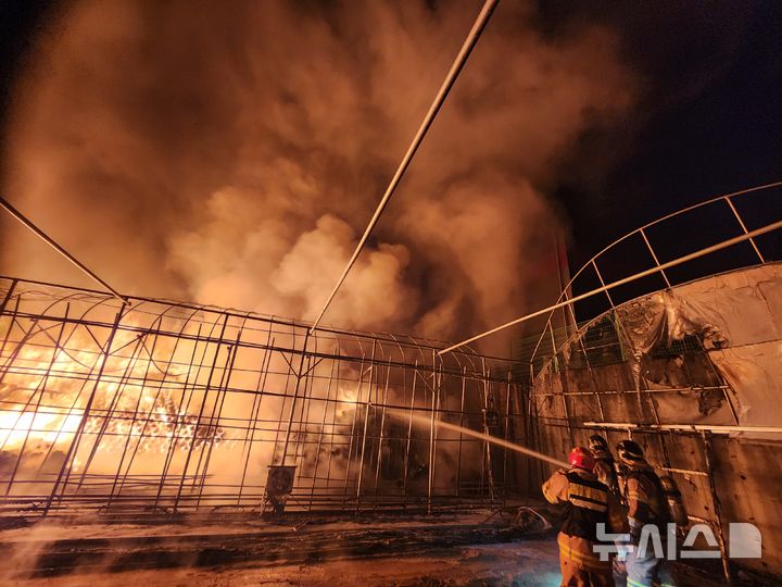 [음성=뉴시스] 29일 오후 10시19분께 충북 음성군 금왕읍의 한 부직포 생산 공장에서 불이나 소방대원이 진화작업을 하고 있다. (사진=음성소방서 제공) 2025.10.30. photo@newsis.com *재판매 및 DB 금지