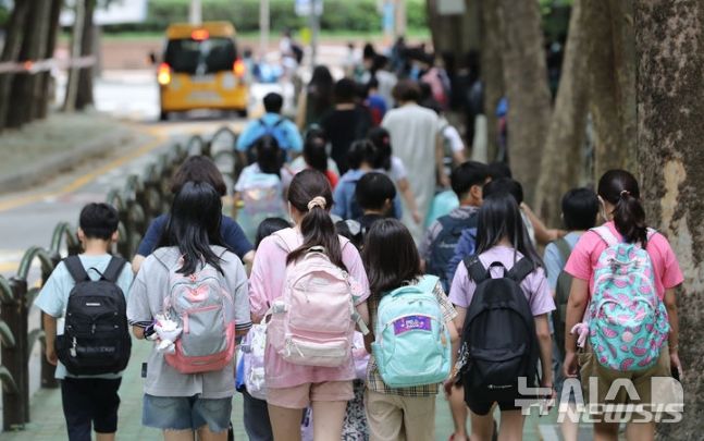 학생 수 줄고, 부담은 늘었다…초등 1인당 사교육비 '월 44만원'