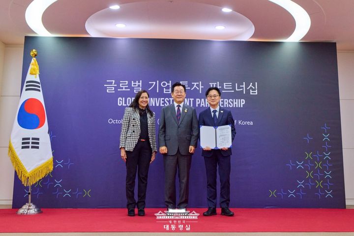 [서울=뉴시스] 지멘스 헬시니어스는 지난 29일 경주 예술의전당에서 열린 '글로벌 기업 투자 파트너십 (Global Investment Partnership)' 에서 향후 5년 간 포항에 위치한 생산 시설에 약 5000만 달러(약 711억원)에 대한 외국인 투자 신고(FDI)하고 400명 이상의 신규 인력을 채용할 계획이라고 30일 밝혔다. 29일 경북 경주 예술의전당에서 열린 글로벌 기업 투자 파트너십 행사에서 뷔 트란(Vy Tran) 지멘스 헬시니어스 아태지역 사장,이재명 대통령,김정관 산업통상부 장관(좌측부터)이 기념촬영하고 있다. (사진=대한국민 대통령실 제공) 2025.10.30. photo@newsis.com *재판매 및 DB 금지