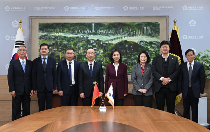 [서울=뉴시스] 상하이인대 대표단과 면담 후 기념 촬영좌측에서 다섯 번째 최호정 의장, 박춘선의원(여섯번째), 김동욱의원(일곱번째). 2025.10.30. (사진=서울시의회 제공) *재판매 및 DB 금지