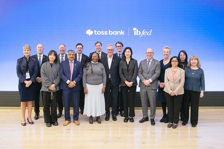 지난 10월 29일 서울 강남구 토스뱅크 본사에서 (앞줄 왼쪽 5번째부터)윔 마이스 유럽은행협회 대표, 이은미 토스뱅크 대표, 앤써니 오슬러 국제은행연맹 의장, 헤드위지 뉴엔 국제은행연맹 사무국장이 기념촬영을 하고 있다. (사진=토스뱅크 제공) *재판매 및 DB 금지