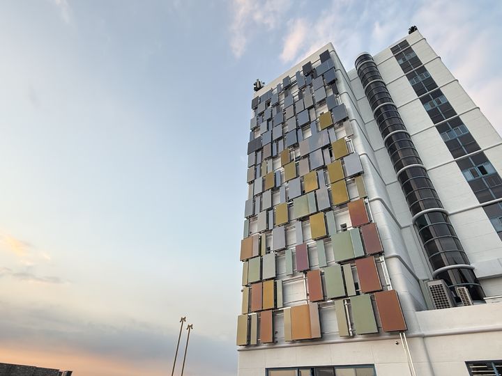 [수원=뉴시스] 건물 외벽 컬러 태양광 패널. (사진=경기도 제공) 2025.10.30. photo@newsis.com *재판매 및 DB 금지