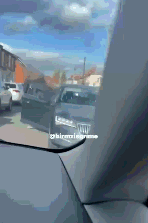 [뉴시스] 경찰로 위장한 강도단이 피해자를 폭행하고 가방을 빼앗은 뒤 가짜 경찰차를 타고 달아나는 모습 (사진=데일리메일) 2025.10.28 *재판매 및 DB 금지