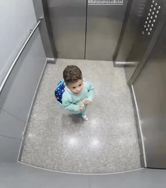 [뉴시스] 엘리베이터에 갇힌 아이의 순수한 기도가 응답된 따뜻한 장면이 영상에 포착됐다. (사진=X) 2025.10.28. *재판매 및 DB 금지