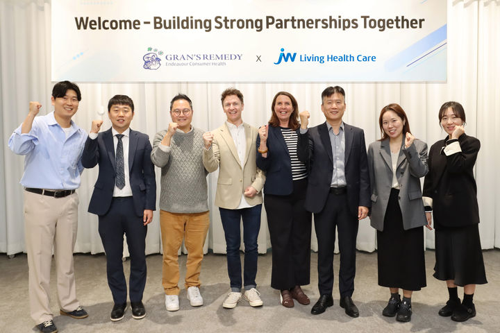 [서울=뉴시스] JW생활건강은 뉴질랜드 신발 탈취 브랜드 그랜즈레미디 개발사 엔데버헬스컨슈머리미티드와 중장기 파트너십 강화 방안을 논의했다. 왼쪽 넷째부터 엔데버헬스컨슈머리미티드 벤저민 컬 마케팅 총괄, 켈리 뒤 프리즈 글로벌 주요 거래처 담당 매니저, 윤성훈 JW생활건강 유통전략사업본부장과 임직원들이 기념촬영을 하고 있다. (사진=JW생활건강 제공) 2025.10.30. photo@newsis.com *재판매 및 DB 금지