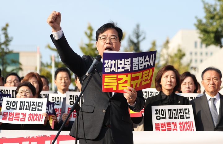 [서울=뉴시스] 김선웅 기자 = 송언석 국민의힘 원내대표가 30일 서울 서초구 조은석 특검사무실이 위치한 서울고등검찰청 인근에서 열린 국민의힘 긴급 현장 의원총회에서 규탄 발언을 하고 있다. 2025.10.30. mangusta@newsis.com *재판매 및 DB 금지