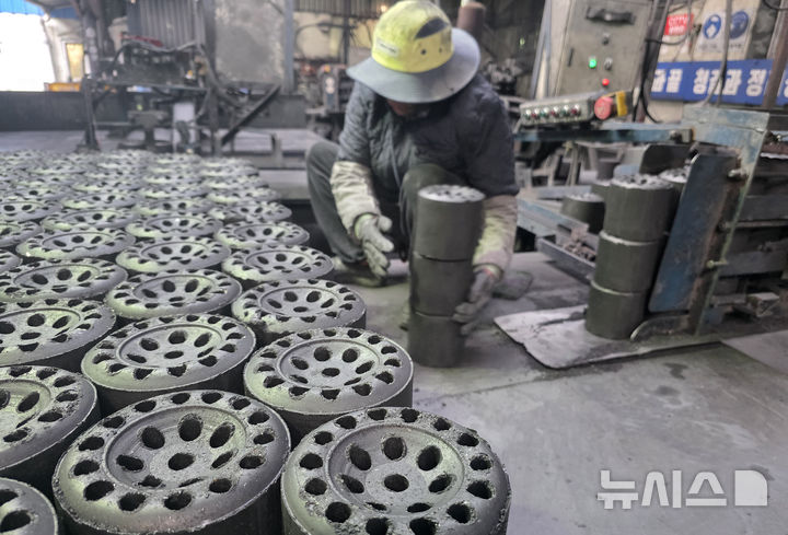 [태백=뉴시스] 홍춘봉 기자 = 30일 때 이른 추위가 시작되자 강원 태백시 삼수동 강원연료 연탄공장에서 인부가 연탄을 빠르게 차량에 적재하고 있다. 이달 초 8만 장에 그쳤던 하루 생산량이 최근 주문량이 폭주하면서 하루 12만장으로 대폭 출하량이 급증했다.2025.10.30.casinohong@newsis.com  