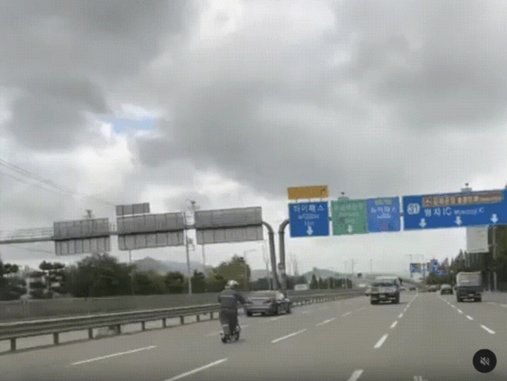 [뉴시스]6차선 고속도로에서 킥보드를 주행하는 모습. (영상 = 인스타그램 캡처) *재판매 및 DB 금지