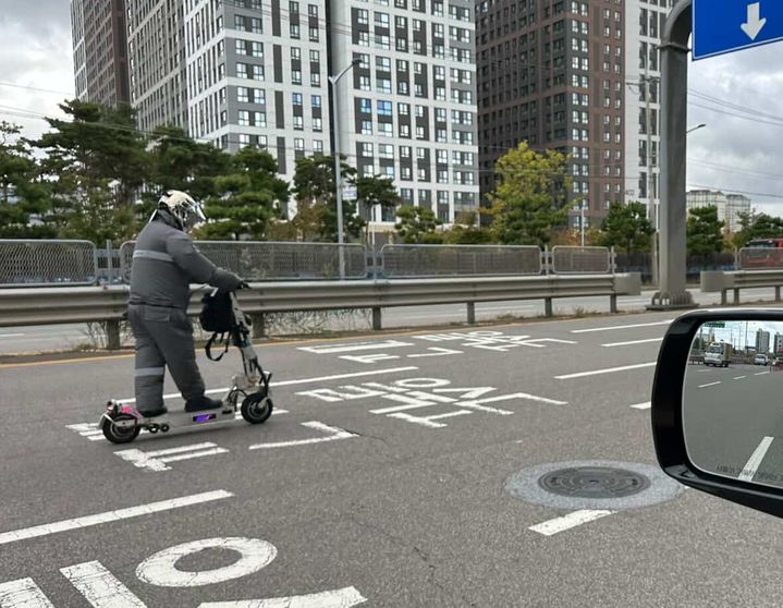 [뉴시스]6차선 고속도로를 주행하는 킥보드 이용자의 인상착의. (사진 = 인스타그램 캡처) *재판매 및 DB 금지