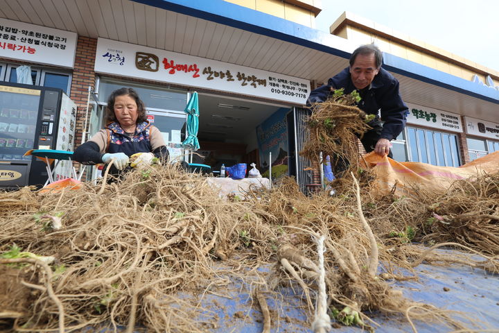 [산청=뉴시스] 산청 약초시장 약초 판매.(사진=산청군 제공).2025.10.30.photo@newsis.com *재판매 및 DB 금지