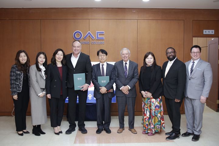 [대전=뉴시스] 우송정보대학교와 미국 텍사스주 웨더퍼드 컬리지 관계자들 기념촬영. (사진=우송정보대 제공) 2025.10.30. photo@newsis.com *재판매 및 DB 금지