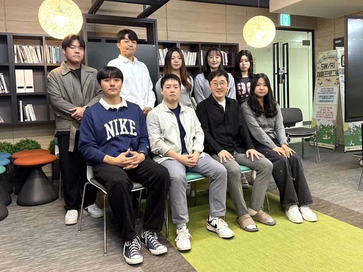 [서울=뉴시스] 세종대 인공지능데이터사이언스학과 최우석(앞줄 왼쪽에서 세 번째) 교수 연구팀. (사진=세종대 제공) 2025.10.30. photo@newsis.com *재판매 및 DB 금지