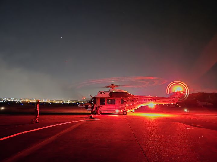 [대전=뉴시스] 야간 산불진화에 투입되는 국산 수리온 헬기. (사진=산림청 제공) 2025.10.30. photo@newsis.com *재판매 및 DB 금지