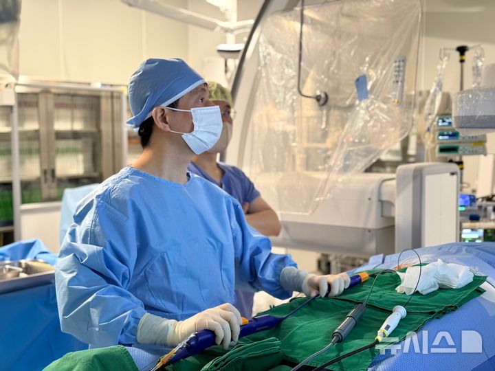 [서울=뉴시스] 방사선 제로 '펄스장절제술'을 시술 중인 임홍의 중앙대학교광명병원 교수. (사진= 중앙대의료원 제공)