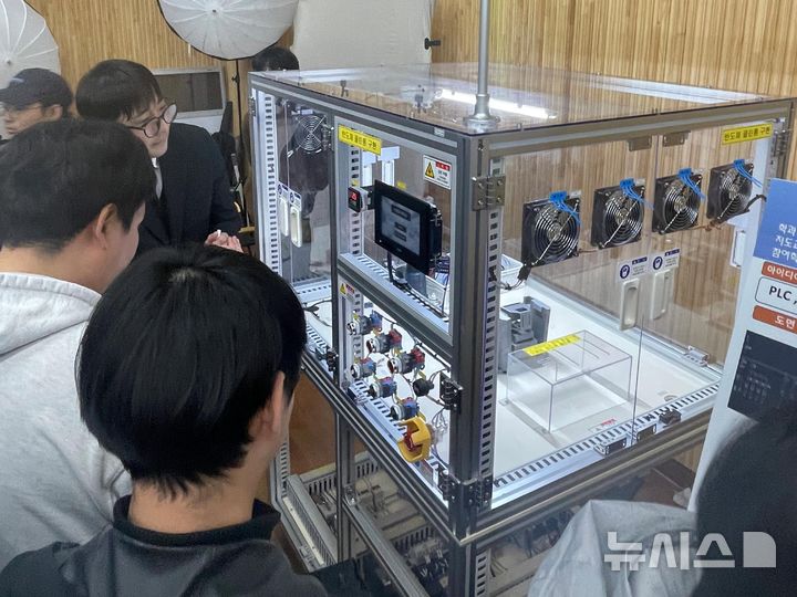 [안성=뉴시스] 한국폴리텍대학 반도체융합캠퍼스 졸업작품 경진대회 모습 (사진=한국폴리텍대학 반도체융합캠퍼스 제공) 2025.10.30.photo@newsis.com 