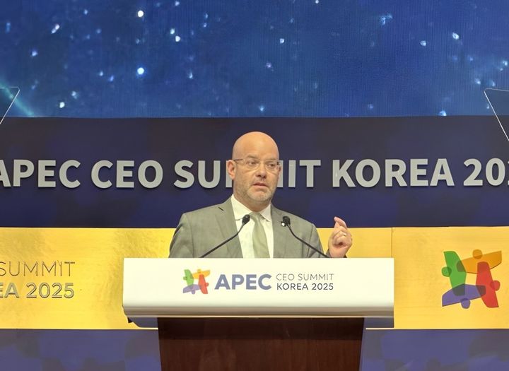 [서울=뉴시스] 에릭 에벤스타인 틱톡 공공정책 미주 총괄이 30일 경북 경주에서 열린 아시아태평양경제협력체(APEC) 최고경영자(CEO) 서밋에서 기조연설을 진행했다. (사진=틱톡 제공) *재판매 및 DB 금지