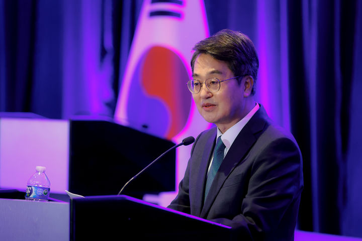 [수원=뉴시스] 현지시간 29일 오전 미국 워싱턴 하얏트 리젠시 캐피톨 힐 호텔에서 개최한 싱크탱크 컨퍼런스에서 김동연 지사가 기조연설을 하고 있다. (사진=경기도 제공) 2025.10.30. photo@newsis.com *재판매 및 DB 금지