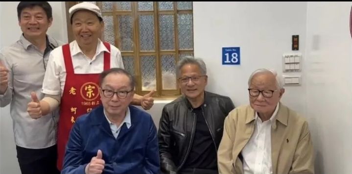 [서울=뉴시스] 젠슨 황 엔비디아 CEO(오른쪽 둘째)가 지난해 대만의 한 야시장 식당에서 모리스 창 TSMC 창업자(오른쪽 첫째)와 만나 식사를 한 뒤 기념촬영을 하고 있다. (사진=X 갈무리) 2025.10.30 photo@newsis.com *재판매 및 DB 금지