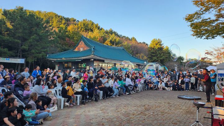 [진주=뉴시스]한국수자공 남강댐지사, 지난해 열린 그린촉촉 페스티벌 축제.(사진=남강댐 지사 제공).2025.10.30.photo@newsis.com *재판매 및 DB 금지