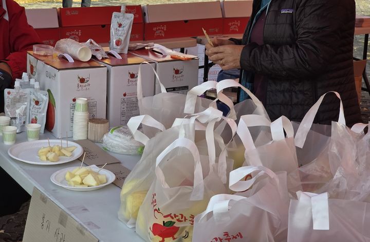 축제장에 마련된 홍천사과 시식코너. syi23@newsis.com *재판매 및 DB 금지