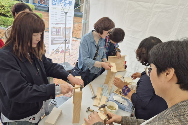 2025 경상북도 산림박람회에 참가한 주민들이 대구한의대 산림치유학과가 마련한 부스에서 프리저브드 플라워 액자를 만들기 체험을 하고 있다. *재판매 및 DB 금지