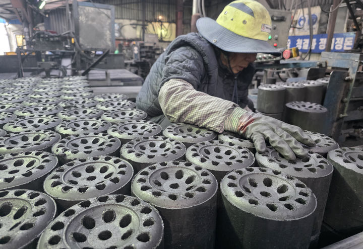 태백시 삼수동 강원연료 연탄공장에서 30일 한 직원이 소형 트럭에 연탄을 적재하고 있다.(사진=뉴시스) *재판매 및 DB 금지