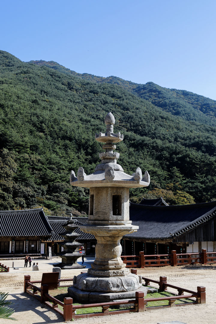 [구례=뉴시스] 화엄사 각황전 앞 석등. (사진=화엄사 제공) 2025.10.30. photo@newsis.com *재판매 및 DB 금지