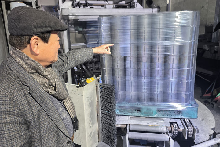 태백시 삼수동 강원연료 연탄공장에서 400장의 연탄을 비닐로 포장하는 자동화 설비를 강창석 사장이 설명하고 있다.(사진=뉴시스) *재판매 및 DB 금지