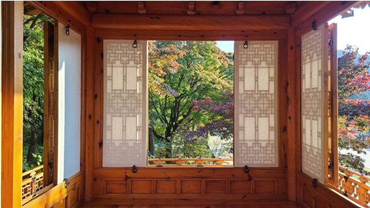 호암미술관 희원, 호암정에서의 차경. 삼성 고 이병철 회장의 호를 따서 만든 호암정은 한옥으로 지어진 정자로 자연 풍광을 한 눈에 담을 수 있는 희원의 백미다. *재판매 및 DB 금지