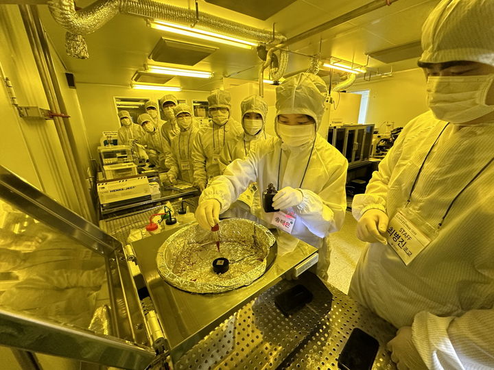 [대전=뉴시스] 국립한밭대 대학일자리본부 반도체 8대 공정 교육 프로그램 참가자들. (사진=국립공주대 제공) 2025.10.30. photo@newsis.com **기사 내용과 관련 없습니다** *재판매 및 DB 금지