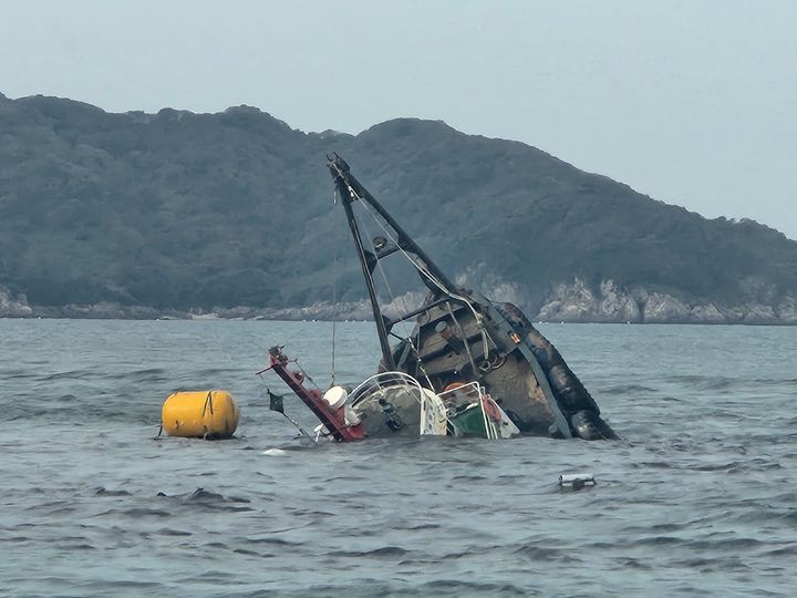 [태안=뉴시스] 30일 오전 11시33분께 충남 태안군 근흥면 신진도리 목개도 인근 바다에서 154t급 예인선이 암초와 충돌해 침몰했다. (사진=태안해양경찰서 제공) 2025.10.30. photo@newsis.com *재판매 및 DB 금지
