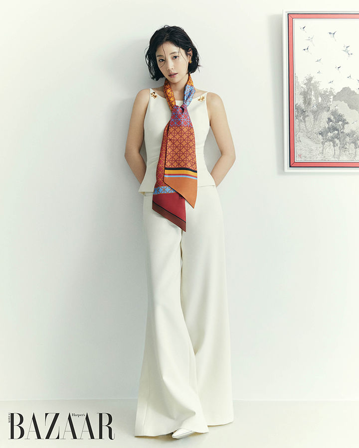 [서울=뉴시스] 패션 매거진 '하퍼스 바자' 코리아가 배우 기은세와 함께한 가을 화보를 공개했다. (사진=하퍼스 바자 코리아 Harper’s BAZAAR 제공) 2025.10.29. photo@newsis.com *재판매 및 DB 금지