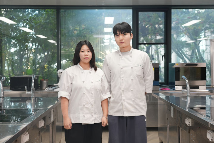 [울산=뉴시스] 구미현 기자 = 울산과학대학교 호텔조리제빵과 1학년 강승언, 김민기 학생이 (사)한국콩나물숙주농업인협회가 주최하고 농림축산식품부가 후원한 '2025 제1회 콩나물요리대회'에서 우수상을 차지했다. (사진=울산과학대 제공) 2025.10.30. photo@newsis.com *재판매 및 DB 금지