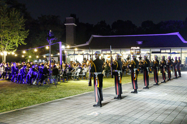 [수원=뉴시스] 해병대 의장대가 시범을 보이고 있다. (사진=경기도기숙사 제공) 2025.10.30. photo@newsis.com *재판매 및 DB 금지