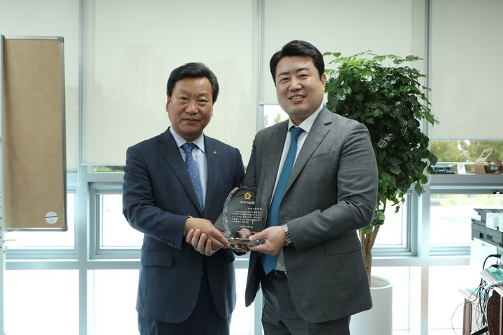 [세종=뉴시스] (오른쪽)정의현 세종시의회 의장 비서실장이 김덕중 의회 사무처장으로 부터 감사패를 전달한 후 기념 사진을 찍고 있다.(사진=세종시의회 제공). 2025.10.30. photo@newsis.com. *재판매 및 DB 금지