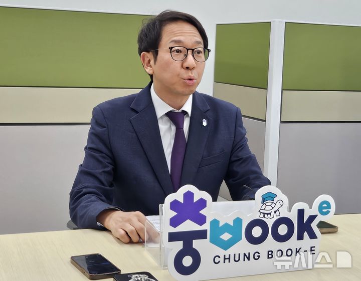 [청주=뉴시스] 이도근 기자= 이방무 충북도 기획조정실장이 30일 충북도청 기자실에서 도내 인구감소지역 청소년 대상 학습·멘토링 지원 사업 '충Book-e'에 대해 설명하고 있다. 2025.10.30. nulha@newsis.com *재판매 및 DB 금지