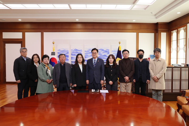 우원식 국회의장은 30일 서울 여의도 국회의장실에서 12·29 여객기 참사 유가족협의회를 만나 "국가안전시스템 전반을 점검하고 안전한 대한민국을 만들어나가는데 국회의장으로서 최선을 다하겠다"고 했다. 사진은 우 의장과 유가족협의회 참석자(사진=국회의장실 제공)2025.10.30. photo@newsis.com *재판매 및 DB 금지